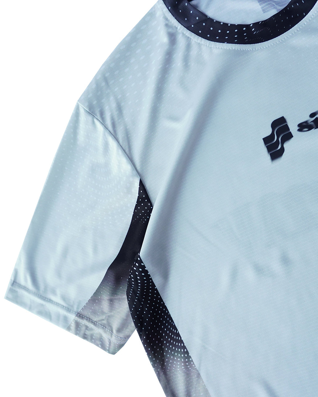 SIMMY EVRYDAY lightweight breathable running jersey in light blue with black side panels and logo detail