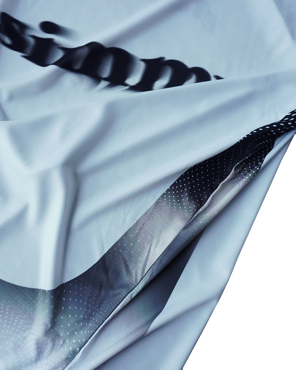 SIMMY EVRYDAY white lightweight breathable running jersey with black gradient detail and dot pattern texture