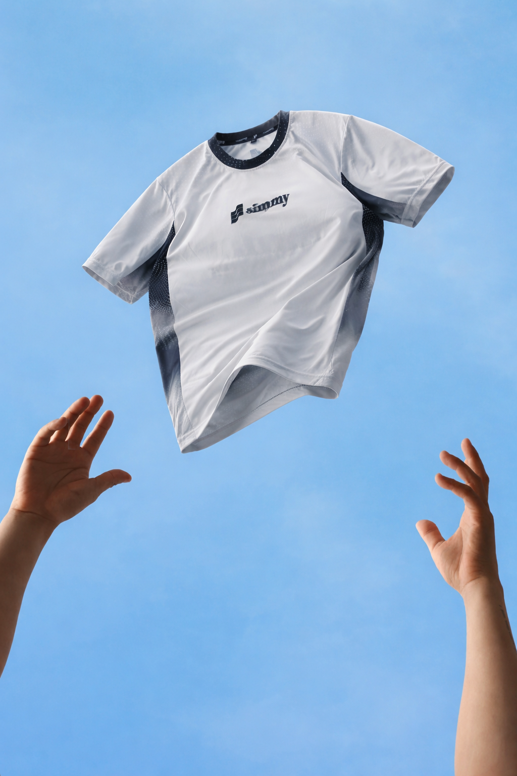 SIMMY EVRYDAY lightweight white running jersey with breathable fabric and dark side panels floating in the air
