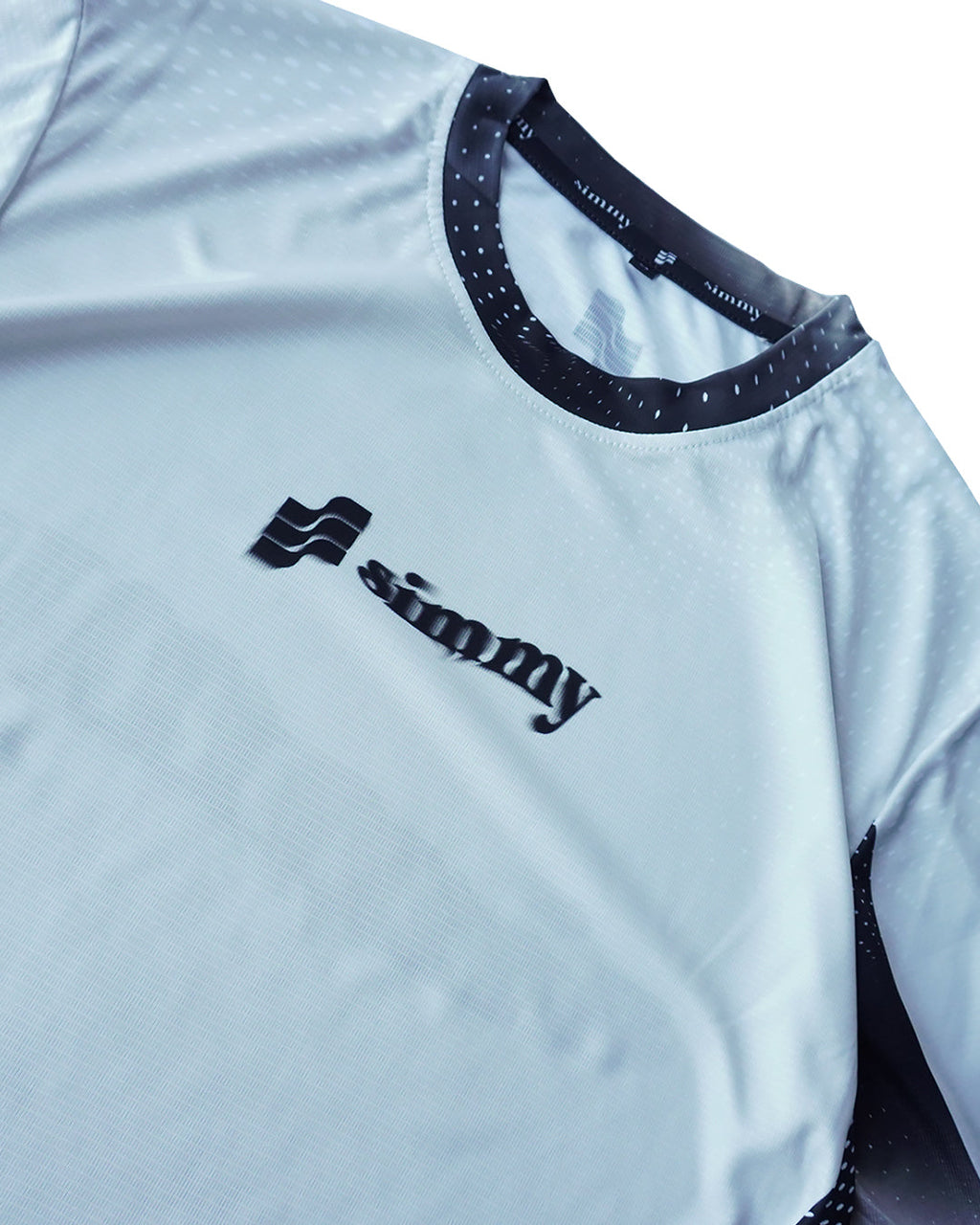 SIMMY EVRYDAY lightweight breathable running jersey in white with black logo and patterned collar detail